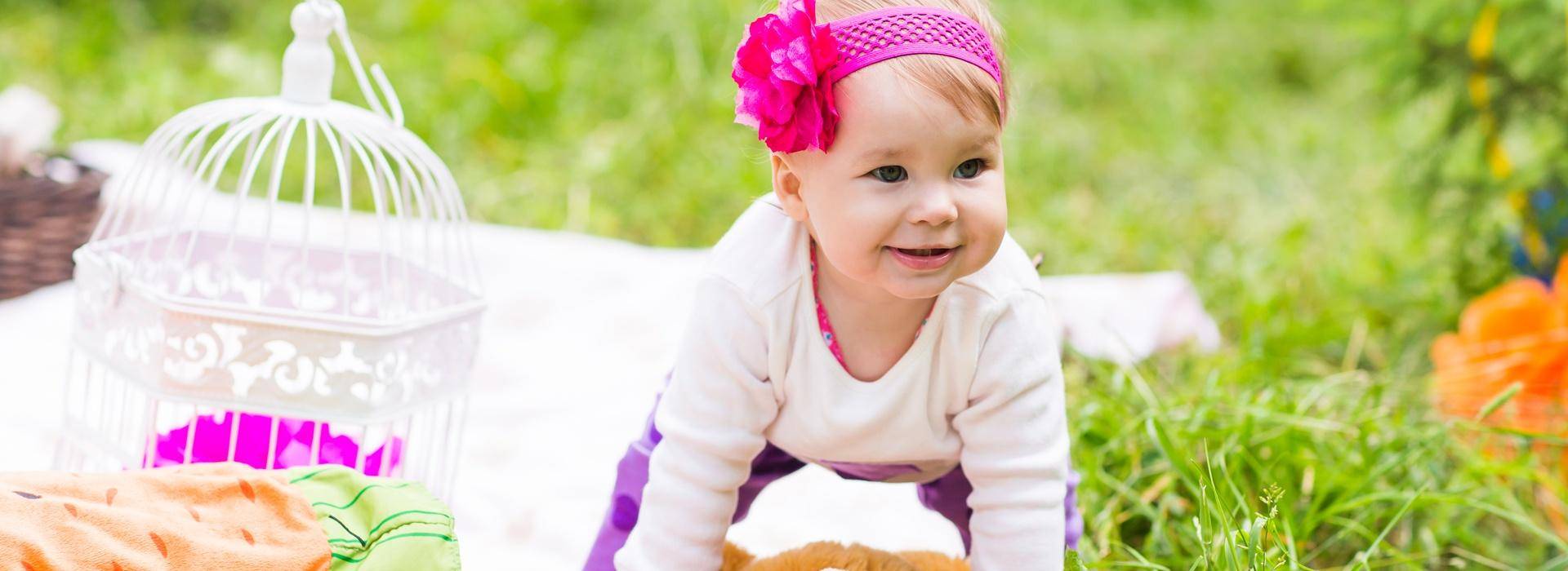 Bebê branco engatinhando na grama Bebê branco engatinhando na grama